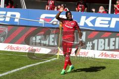 1. BL - Saison 2016/2017 - FC Ingolstadt 04 - FC Schalke 04 - Roger de Oliveira Bernardo (#8 FCI)  verabschiedet sich von den Fans - Foto: Meyer Jürgen