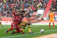 1. Bundesliga - Fußball - FC Ingolstadt 04 - Borussia Dortmund - beschwert sich Lukas Hinterseer (16, FCI) Marc Bartra (BVB 5)