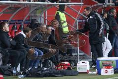 1. Bundesliga - Fußball - FC Ingolstadt 04 - 1. FC Köln - Schiedsrichter klärt mit Cheftrainer Maik Walpurgis (FCI) und Sportdirektor Thomas Linke (FCI)