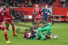 1. Bundesliga - Fußball - FC Ingolstadt 04 - RB Leipzig - Marcel Sabitzer (7 Leipzig) mit Almog Cohen (36, FCI) und Torwart Martin Hansen (35, FCI) wird dabei verletzt