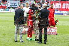 1. BL - Saison 2016/2017 - FC Ingolstadt 04 - FC Schalke 04 - Roger de Oliveira Bernardo (#8 FCI) wird verabschiedet von Dr. Martin Wagener - Foto: Meyer Jürgen