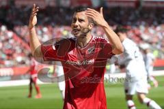 1. Bundesliga - Fußball - FC Ingolstadt 04 - Bayer 04 Leverkusen - Markus Suttner (29, FCI) animiert die Fans