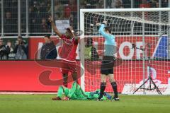 1. Bundesliga - Fußball - FC Ingolstadt 04 - RB Leipzig - Roger de Oliveira Bernardo (8, FCI) holt Sanitäter für Torwart Martin Hansen (35, FCI)