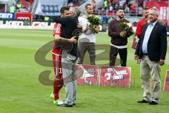 1. BL - Saison 2016/2017 - FC Ingolstadt 04 - FC Schalke 04 - Pascal Groß (#10 FCI) wird von Harald Gartner verabschiedet - Foto: Meyer Jürgen