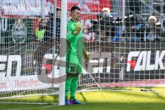 1. BL - Saison 2016/2017 - FC Ingolstadt 04 - FC Bayern München - Martin Hansen Torwart(#35 FCI) dirigiert die Mauer beim Freistoss - Foto: Meyer Jürgen