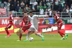 1. Bundesliga - Fußball - FC Ingolstadt 04 - Werder Bremen - Mathew Leckie (7, FCI) Claudio Pizarro (14 Bremen) Roger de Oliveira Bernardo (8, FCI)