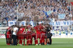 1. Bundesliga - Fußball - FC Ingolstadt 04 - Hertha BSC Berlin - Spiel ist aus, 0:2 Niederlage FCI Cheftrainer Markus Kauczinski (FCI) versammelt das Team um sich, Besprechung, hinten Berlin feiert