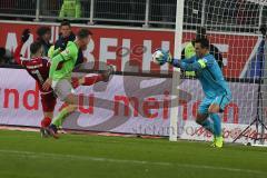 1. BL - Saison 2016/2017 - FC Ingolstadt 04 - VFL Wolfsburg - Mathew Leckie (#7 FCI) kommt einen Schritt zu spät - Torwart Diego Benaglio (1 Wolfsburg)  - Foto: Meyer Jürgen