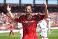 1. Bundesliga - Fußball - FC Ingolstadt 04 - Bayer 04 Leverkusen - Markus Suttner (29, FCI) animiert die Fans