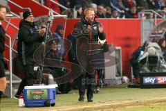 1. Bundesliga - Fußball - FC Ingolstadt 04 - Hamburger SV HSV - Cheftrainer Maik Walpurgis (FCI) am Spielfeld Gestik und links  und Co-Trainer Michael Henke (FCI) und Co-Trainer Michael Henke (FCI)