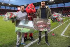 1. Bundesliga - Fußball - FC Ingolstadt 04 - 1. FC Köln - Verabschiedung von Greenkeeper Sepp Lindenmayer und Malte Metzelder mit Maskottchen Schanzi