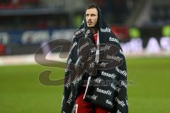 1. Bundesliga - Fußball - FC Ingolstadt 04 - VfL Wolfsburg -Spiel ist aus Unentschieden 1:1, Unglückspilz nach mehreren Torchancen Mathew Leckie (7, FCI) in Decke eingehüllt, traurig