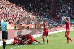 1. Bundesliga - Fußball - FC Ingolstadt 04 - 1. FSV Mainz 05 - Tor Jubel Florent Hadergjonaj (33, FCI) mit Marvin Matip (34, FCI) Pascal Groß (10, FCI) Roger de Oliveira Bernardo (8, FCI) Alfredo Morales (6, FCI) und rechts Darío Lezcano (11, FCI)