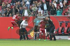 1. Bundesliga - Fußball - FC Ingolstadt 04 - 1. FSV Mainz 05 - Tor Jubel Florent Hadergjonaj (33, FCI) an der Trainerbank, Cheftrainer Maik Walpurgis (FCI) Gespräch mit Almog Cohen (36, FCI)