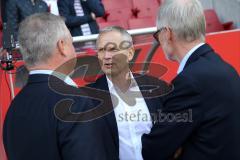 1. Bundesliga - Fußball - FC Ingolstadt 04 - FC Schalke 04 - letzter Spieltag - Martin Wagener Geschäftsführer Harald Gärtner (FCI) und Frank Dreves vor dem Spiel im Gespräch