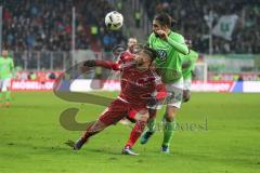 1. Bundesliga - Fußball - FC Ingolstadt 04 - VfL Wolfsburg -Zweikampf Mathew Leckie (7, FCI) Ricardo Rodriguez (34 Wolfsburg)