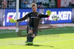 1. BL - Saison 2016/2017 - FC Ingolstadt 04 - Hertha BSC - Ørjan Nyland (#26 FCI) beim Abschlag und rutscht aus -  - Foto: Meyer Jürgen