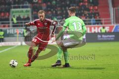 1. Bundesliga - Fußball - FC Ingolstadt 04 - VfL Wolfsburg -Florent Hadergjonaj (33, FCI) spielt Yannick Gerhardt (13 Wolfsburg) aus