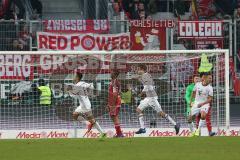 1. Bundesliga - Fußball - FC Ingolstadt 04 - FC Bayern - Tor 0:1 für Bayern Jubel Thiago (6 Bayern) Marvin Matip (34, FCI) Thomas Müller (25 Bayern) Rafinha (13 Bayern) hinten Torwart Martin Hansen (35, FCI)