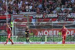 1. Bundesliga - Fußball - FC Ingolstadt 04 - Hertha BSC Berlin - Tor für Hertha, mitte Torwart Örjan Haskjard Nyland (1, FCI) schreit sein Team an, links Marcel Tisserand (32, FCI) rechts Markus Suttner (29, FCI)