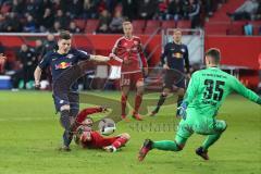 1. Bundesliga - Fußball - FC Ingolstadt 04 - RB Leipzig - Marcel Sabitzer (7 Leipzig) mit Almog Cohen (36, FCI) und Torwart Martin Hansen (35, FCI) wird dabei verletzt