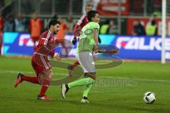 1. Bundesliga - Fußball - FC Ingolstadt 04 - VfL Wolfsburg - Almog Cohen (36, FCI) Luiz Gustavo (22 Wolfsburg)