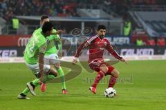 1. Bundesliga - Fußball - FC Ingolstadt 04 - VfL Wolfsburg -  Almog Cohen (36, FCI) Luiz Gustavo (22 Wolfsburg)