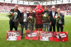 1. BL - Saison 2016/2017 - FC Ingolstadt 04 - FC Schalke 04 - Verabschiedung von Michael Hochberger links - Franz Spitzauer 2 vo links - Andreas Buchner 3 vo links - Schanzi - Alex Reifschneidef 3.vo rechts - Frank Dreves 2 vo rechts - Simone Wagner recht