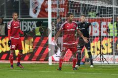 1. Bundesliga - Fußball - FC Ingolstadt 04 - VfL Wolfsburg - Marcel Tisserand (32, FCI) Marvin Matip (34, FCI) Torwart Martin Hansen (35, FCI) Ecke