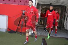 1. BL - Saison 2016/2017 - FC Ingolstadt 04 - FC Bayern München - Mathew Leckie (#7 FCI) geht auf das Spielfeld zum warm machen - Foto: Meyer Jürgen