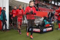 1. BL - Saison 2016/2017 - FC Ingolstadt 04 - VFL Wolfsburg - Max Christiansen (#19 FCI) - Marcel Tisserand (#32 FCI) beim einlaufen - Foto: Meyer Jürgen