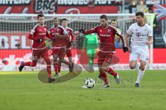 1. Bundesliga - Fußball - FC Ingolstadt 04 - FC Bayern - Angriff Mathew Leckie (7, FCI) Xabi Alonso (14 Bayern) hinten links Pascal Groß (10, FCI)