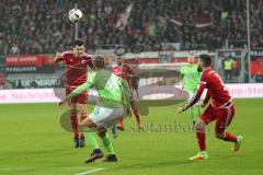 1. Bundesliga - Fußball - FC Ingolstadt 04 - VfL Wolfsburg -Pascal Groß (10, FCI) köpft zu Anthony Jung (3, FCI), mitte Paul Seguin (30 Wolfsburg)