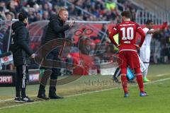 1. Bundesliga - Fußball - FC Ingolstadt 04 - FC Bayern - Cheftrainer Maik Walpurgis (FCI) schreit ins Feld, Pascal Groß (10, FCI) Co-Trainer Ovid Hajou (FCI) links