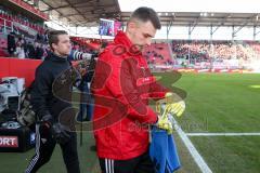 1. BL - Saison 2016/2017 - FC Ingolstadt 04 - FC Bayern München - Martin Hansen Torwart(#35 FCI) geht auf das Spielfeld zum warm machen - Foto: Meyer Jürgen