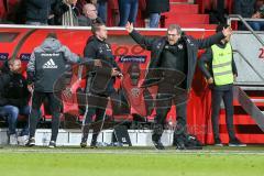 1. BL - Saison 2016/2017 - FC Ingolstadt 04 - 1.FC Köln - Michael Henke (Co-Trainer FCI) feuert die Fans an - Foto: Meyer Jürgen