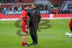 1. Bundesliga - Fußball - FC Ingolstadt 04 - VfL Wolfsburg - Pascal Groß (10, FCI) mit Co-Trainer Michael Henke (FCI) im Gespräch