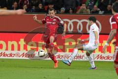 1. Bundesliga - Fußball - FC Ingolstadt 04 - 1. FC Köln - zweimkampf Markus Suttner (29, FCI)  Milos Jojic (8 Köln)