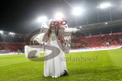 1. Bundesliga - Fußball - FC Ingolstadt 04 - SC Freiburg - Das Ingolstädter Christkind 2016 Jenny Reichmann mit Schanzi Maskottchen