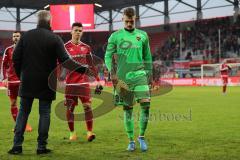 1. Bundesliga - Fußball - FC Ingolstadt 04 - FC Bayern - gehen enttäuscht vom Feld Alfredo Morales (6, FCI) und Torwart Martin Hansen (35, FCI), mit Vorsitzender des Vorstandes Peter Jackwerth (FCI)