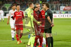 1. BL - Saison 2016/2017 - FC Ingolstadt 04 - 1.FC Köln - Almog Cohen (#36 FCI) foult Osako von FC Köln und es gibt Elfmeter - Die Spieler reklamieren beim Schiedsrichter - Foto: Meyer Jürgen