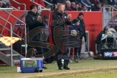 1. Bundesliga - Fußball - FC Ingolstadt 04 - Hamburger SV HSV - Cheftrainer Maik Walpurgis (FCI) am Spielfeld Gestik und links  und Co-Trainer Michael Henke (FCI) und Co-Trainer Michael Henke (FCI)