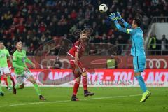 1. Bundesliga - Fußball - FC Ingolstadt 04 - VfL Wolfsburg - kommt zu spät Lukas Hinterseer (16, FCI), Torwart Diego Benaglio (1 Wolfsburg) hält