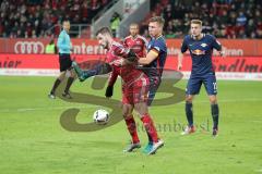 1. Bundesliga - Fußball - FC Ingolstadt 04 - RB Leipzig - Zweikampf Mathew Leckie (7, FCI) Willi Orban (4 Leipzig) und hinten Stefan Ilsanker (13 Leipzig)