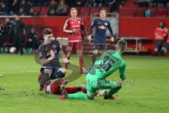 1. Bundesliga - Fußball - FC Ingolstadt 04 - RB Leipzig - Marcel Sabitzer (7 Leipzig) mit Almog Cohen (36, FCI) und Torwart Martin Hansen (35, FCI) wird dabei verletzt