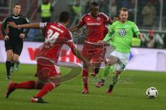 1. BL - Saison 2016/2017 - FC Ingolstadt 04 - VFL Wolfsburg - Roger de Oliveira Bernardo (#8 FCI) - Maximilian Arnold (27 Wolfsburg)  - Foto: Meyer Jürgen