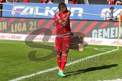 1. BL - Saison 2016/2017 - FC Ingolstadt 04 - FC Schalke 04 - Roger de Oliveira Bernardo (#8 FCI)  verabschiedet sich von den Fans - Foto: Meyer Jürgen