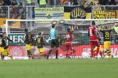 1. Bundesliga - Fußball - FC Ingolstadt 04 - Borussia Dortmund - Ausgleich 3:3 durch BVB, Torwart Örjan Haskjard Nyland (1, FCI) am Boden, BVB feiert