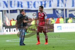 1. Bundesliga - Fußball - FC Ingolstadt 04 - Hertha BSC Berlin - Spiel ist aus, 0:2 Niederlage FCI Cheftrainer Markus Kauczinski (FCI) ibt Marvin Matip (34, FCI) die Hand