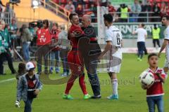 1. Bundesliga - Fußball - FC Ingolstadt 04 - SV Darmstadt 98 - Spiel ist aus Jubel Sieg 3:2, Vorsitzender des Vorstandes Peter Jackwerth (FCI) gratuliert Torwart Martin Hansen (35, FCI)